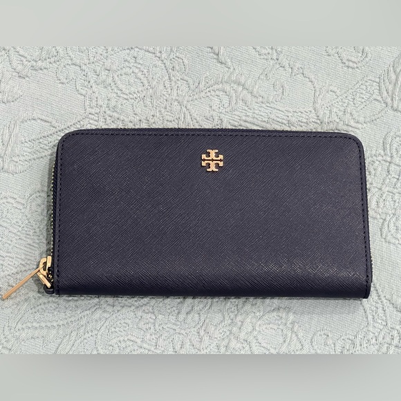Tory Burch Handbags - Tory Burch Saffiano Leather wallet
